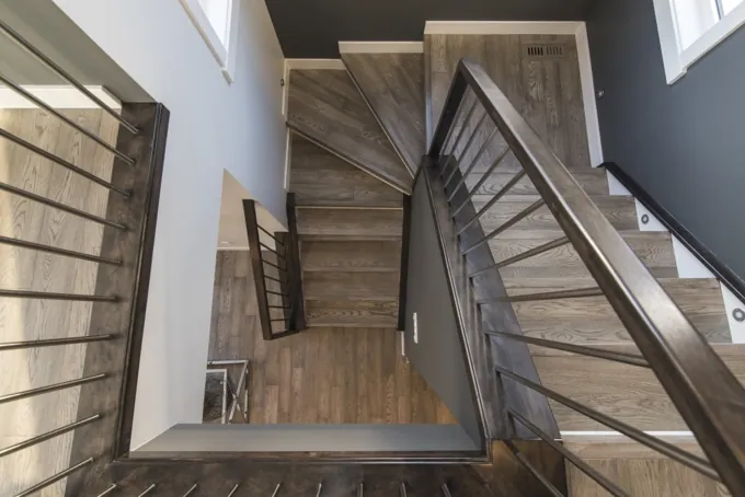 Escalier et garde-corps dans une cage d’escalier